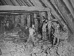 zmáhání částečného závalu komory na doloe Dalcoath Mine / 1893